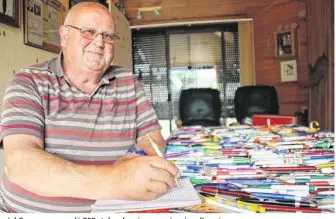  ??  ?? Daniel Cornu a accumulé 800 stylos depuis une quinzaine d’années.