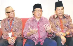  ??  ?? Abang Johari (centre) speaking during the press conference. With him are Idris (right) and Ibrahim.