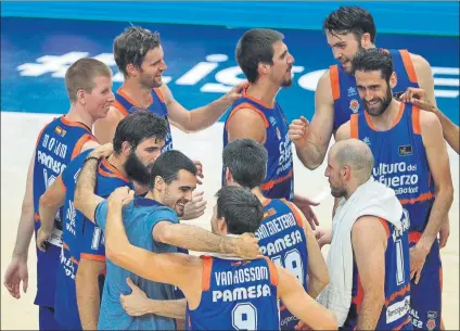  ?? FOTO: EFE ?? Los jugadores del Valencia Basket, contentos tras la victoria ante el Herbalife Gran Canaria que les clasifica para semifinale­s