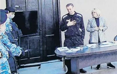  ?? YURI K C   K ?? L’activista i opositor Aleksei Navalni, al centre, durant el judici, celebrat a la presó de Pokrov
