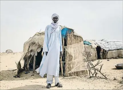  ?? PAU COLL / RUIDO PHOTO ?? Disputa por el agua. La escasez de agua ha enfrentado a refugiados, agricultor­es y ganaderos, como Malan Mai, de la etnia buduma, que se dice dispuesto a luchar para dar de beber a sus 70 animales