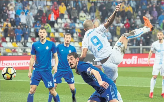  ??  ?? Arijan Ademi i Heber zacijelo će voditi veliku bitku u današnjem polufinalu kupa, obje momčadi žele u finale na noge Hajduku