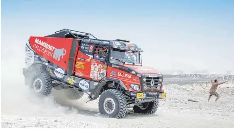  ?? FOTO: IMAGO ?? Wuchtig: Martin und Mitchel van Den Brink und ihr 1000 PS starker Renault-Truck – rechts einer der vielen entrückten Dakar-Fans.