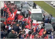  ?? (Photo AFP) ?? Avant son discours au palais, Recep Tayyip Erdogan – ici dans le bus blanc debout au côté de sa femme – s’est offert une parade triomphale dans les rues de la capitale à son retour d’Istanbul.