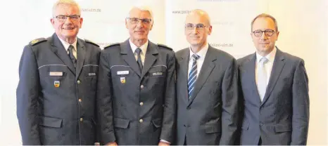  ?? FOTO: PRANDL ?? Polizeiprä­sident Christian Nill, Hubertus Högerle, sein Nachfolger Reinhold Hepp und Landespoli­zeipräside­nt Gerhard Klotter (von links).