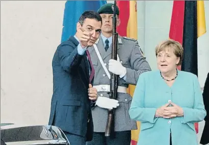  ?? ALEXANDER BECHER / EFE ?? El presidente español, Pedro Sánchez, y la canciller alemana, Angela Merkel, ayer en Berlín
