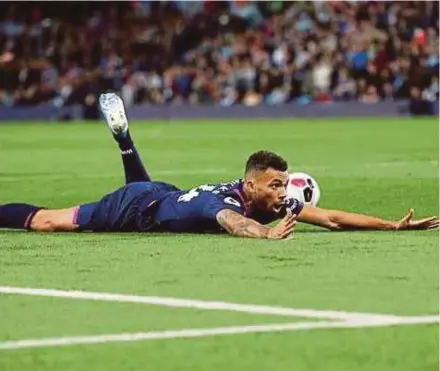  ?? REUTERS PIC ?? West Ham defender Ryan Fredericks goes down in the match against Aston Villa hoping for a penalty on Monday.