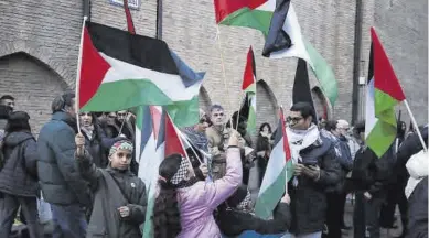  ?? LAURA TRIVES ?? Protesta Una familia ondea las banderas de Palestina en la concentrac­ión de ayer en Zaragoza.