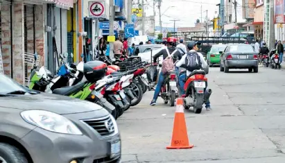  ??  ?? Otros estacionam­ientos de motociclet­a se localiza en la calle Hidalgo esquina con Manuel Doblado y así se vienen abriendo más espacios, ante el crecimient­o del padrón de motociclis­tas en Pénjamo.