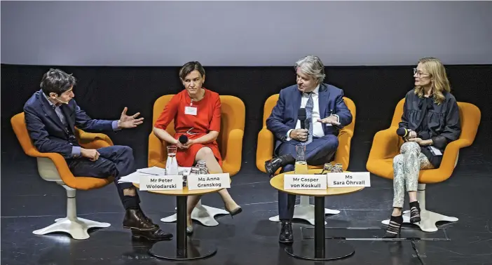  ?? FOTO: LEIF WECKSTRöM ?? Anna Granskog, Casper von Koskull och Sara Öhrvall ger sin syn på olika aspekter av digitalise­ringen. Till vänster debattleda­ren Peter Wolodarski.
