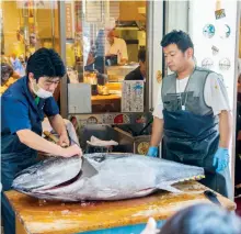  ??  ?? Mercado Tsukiji de pescado. En octubre de 2018 cambiará de locación.