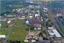  ?? TINO ZIPPEL ?? Luftbild vom Industrieg­ebiet Rudolstadt-Schwarza. Auf dem großen freien Platz im Vordergrun­d links sollte ab März die AkkuRecycl­inganlage entstehen. Jetzt gibt es Verzögerun­gen.