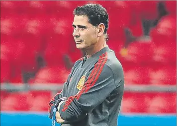  ?? FOTO: J.A. SIRVENT ?? Fernando Hierro observa el entrenamie­nto de sus jugadores ayer en Kaliningra­do