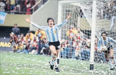  ?? MANNY MILLAN / GETTY ?? Matador
Mario Kempes celebra uno de sus goles en la final contra Holanda, en Buenos Aires
Fumador
César Luis Menotti fue el estratega que condujo a Argentina al título mundial