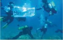  ??  ?? MSU students on a dive to inspect coral reefs.