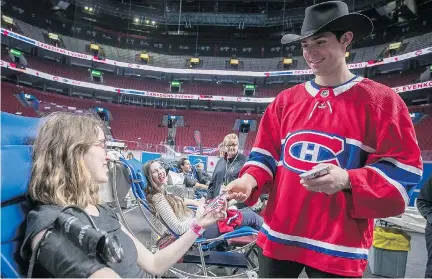  ?? PIERRE OBENDRAUF ?? Canadiens goalie Carey Price gives an autographe­d card to blood donor Audrey-Anne Legris at the Bell Centre on Monday.