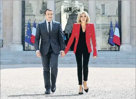  ?? THIBAULT CAMUS / AP ?? El presidente francés, Emmanuel Macron, y su mujer, Brigitte, en el Elíseo a principios de julio