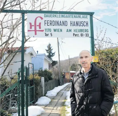  ??  ?? Herbert Forster, Obmann des KGV Ferdinand Hanusch, kennt zu jedem Bau der Siedlung die Geschichte.