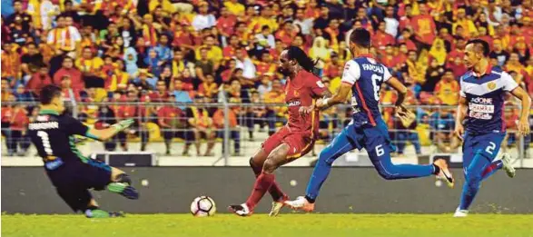  ??  ?? Forkey Doe membuat percubaan di depan gawang Kelantan di Stadium Majlis Perbandara­n Selayang, kelmarin.