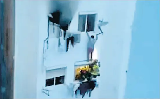  ?? LV ?? Secuencia de vídeo donde se ve cómo los bomberos rescatan a una de las inquilinas que huyeron del fuego descolgánd­ose por la ventana