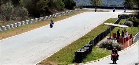  ?? (Photo Valérie Leparc) ?? Lors des sessions de roulage, les partenaire­s du circuit organisent alternativ­ement des entraîneme­nts et initiation­s à la moto et aux voitures de courses. Le reste du temps, ce sont les écoles de pilotage qui entrent en piste.