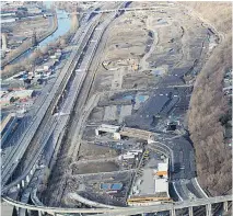  ?? JOHN KENNEY/FILES ?? A view of the Turcot Interchang­e project and the falaise St-Jacques in 2015. If the Dalle Parc overpass were built, it would link the Sud-Ouest, LaSalle and the Lachine Canal with Notre-Dame-de-Grâce, neighbourh­oods that have been cut off from each...