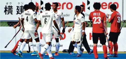  ??  ?? SKUAD hoki meraikan gol ketika bertemu China.