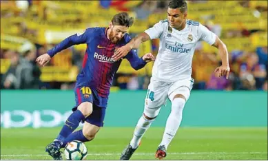  ??  ?? Lionel Messi probeert langs Casemiro te gaan. (Foto: The Guardian)
