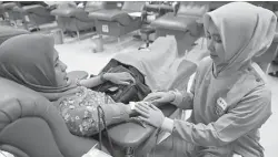  ?? PUGUH SUJIATMIKO/JAWA POS ?? ANGGARAN DISETUJUI: Petugas Unit Transfusi Darah (UTD) PMI Kota Surabaya melayani seorang pendonor.