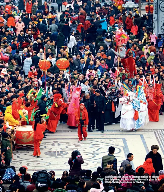  ??  ?? La población del distrito de Neixiang disfruta las costumbres folclórica­s del Año Nuevo chino en la plaza de la Oficina del Magistrado Local de Neixiang.