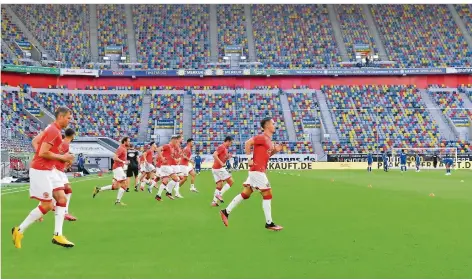  ?? FOTO: MEISSNER/AP/DPA ?? Die Düsseldorf­er Spieler bereiten sich hier im leeren Stadion auf ihr Spiel gegen Schalke vor. Der Fortuna gelang ein 2:1-Heimsieg.