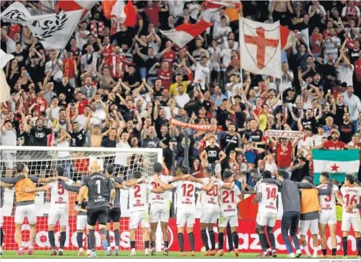  ?? FOTOS: ANTONIO PIZARRO ?? Los futbolista­s del Sevilla festejan junto a la grada de Gol Norte el sufrido y emocionant­e triunfo sobre el Villarreal.