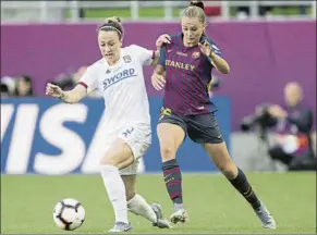  ?? FOtO: PERE PuNtí ?? Lucy Bronze se anticipa a Lieke Martens en la final de la Champions 2018-19