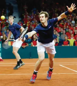  ??  ?? Una volée di Andy Murray, 28 anni. Sullo sfondo il fratello Jamie, 29 anni COPPA DAVIS (finale) Belgio-Gran Bretagna 1-2 (Gand, terra indoor) Venerdì: Goffin (Bel) b. Edmund (Gbr) 3-6 1-6 6-2 6-1 6-0, Murray (Gbr) b. Bemelmans (Bel) 6-3 6-2 7-5. Ieri:...