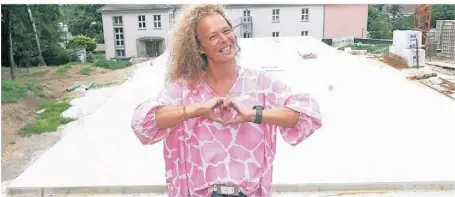  ?? FOTO: ROLAND KEUSCH ?? Ein Herz für die neue Kita Sedanstraß­e: Die neue Leiterin Elke El Ghorchi auf der Baustelle.