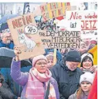  ?? FOTO: RUTH KLAPPROTH ?? Regen und Nässe hatten die Teilnehmer nicht davon abgehalten, zur Demo zu strömen.