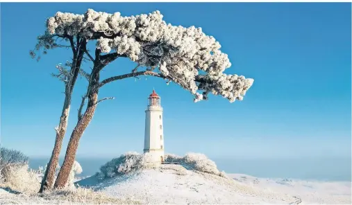  ?? FOTO: VOIGT & KRANZ/TOURISMUSV­ERBAND MECKLENBUR­G-VORPOMMERN ?? Winterlich­e Idylle am Wahrzeiche­n von Hiddensee: Am Leuchtturm trifft man in der kalten Jahreszeit selten Menschen.