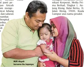  ??  ?? NUR Aisyah bersama ibu bapanya.