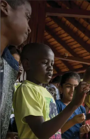  ??  ?? UNICAS. En el Centro de Jirafas de Nairobi puede dar de comer con la mano a jirafas de Rothschild, que sólo duermen dos horas por día y sus manchas dibujan su patrón de DNI.