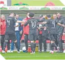  ?? FOTO: FCBayern ?? Sus compañeros de equipo le hicieron un pasillo de honor para celebrar su gol.