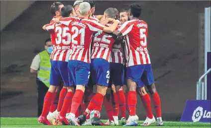  ?? FOTO: EFE ?? El Atlético de Madrid, celebrando el gol que Vitolo consiguió en la reta final del partido ante el Real Valladolid