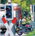  ?? Foto: Puchner, dpa ?? Drama in Harburg: Ein Mopedfahre­r wurde vom Zug erfasst.