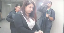  ??  ?? María Araceli Sosa, tras llegar a Palacio, fue trasladada al juzgado.