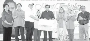  ??  ?? PENGURUS Besar Petronas Pejabat Wilayah Sarawak Shamsur Taha (tiga kiri) menyampaik­an replika cek bernilai RM2 juta kepada Ketua Menteri Datuk Patinggi Abang Johari Tun Openg disaksikan Fatimah (tiga kanan) serta yang lain. - Gambar Muhammad Rais Sanusi