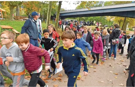  ?? FOTO: BECKER&BREDEL ?? Gut gelaunt machten sich die Läufergrup­pen auf der Brückensei­te gegenüber dem Heizkraftw­erk auf die bis zu 15 Kilometer langen Strecken.