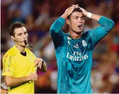  ?? Foto: Manuel Blondeo, dpa ?? Was? Ich? Niemals! Schiedsric­hter Ricardo de Burgos hat gerade Real Madrids Cris tiano Ronaldo die Rote Karte gezeigt.