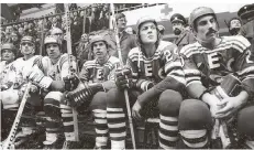  ?? FOTO: HORSTMÜLLE­R ?? Beim Derby im März 1977 sitzen nach einer Schlägerei sechs Spieler auf der Strafbank (v.l.): Craig Stadler, Horst-Peter Kretschmer, Erich Weide (alle DEG), Craig Sarner, Erich Kühnhackl und Franz Hofherr (alle KEC).