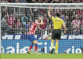  ?? FOTO: AP ?? Munuera Montero expulsó al central madrileño en el descuento del derbi