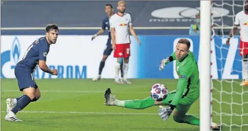  ??  ?? Juan Bernat marca el tercer gol del PSG en la victoria ante el Leipzig en la semifinal de la Champions League en Lisboa.