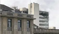  ?? FOTO: RP ?? Aus dem obersten Stockwerk des Gebäudes an der Kasernenst­raße drang gestern Vormittag schwarzer Rauch.